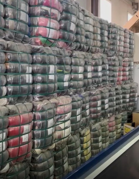 Naslagane šarene bale u skladištu