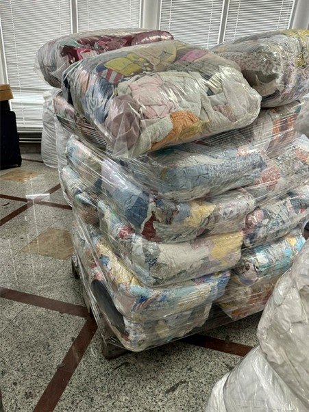 Bale industrijskih krpa na paleti